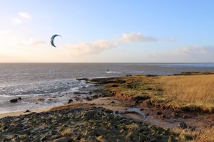 Kiter vor dem Grünbadestrand Wremen