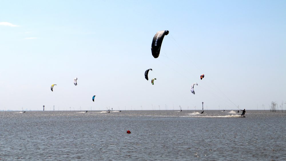 Wremen - Kiter vor dem Grünbadestrand