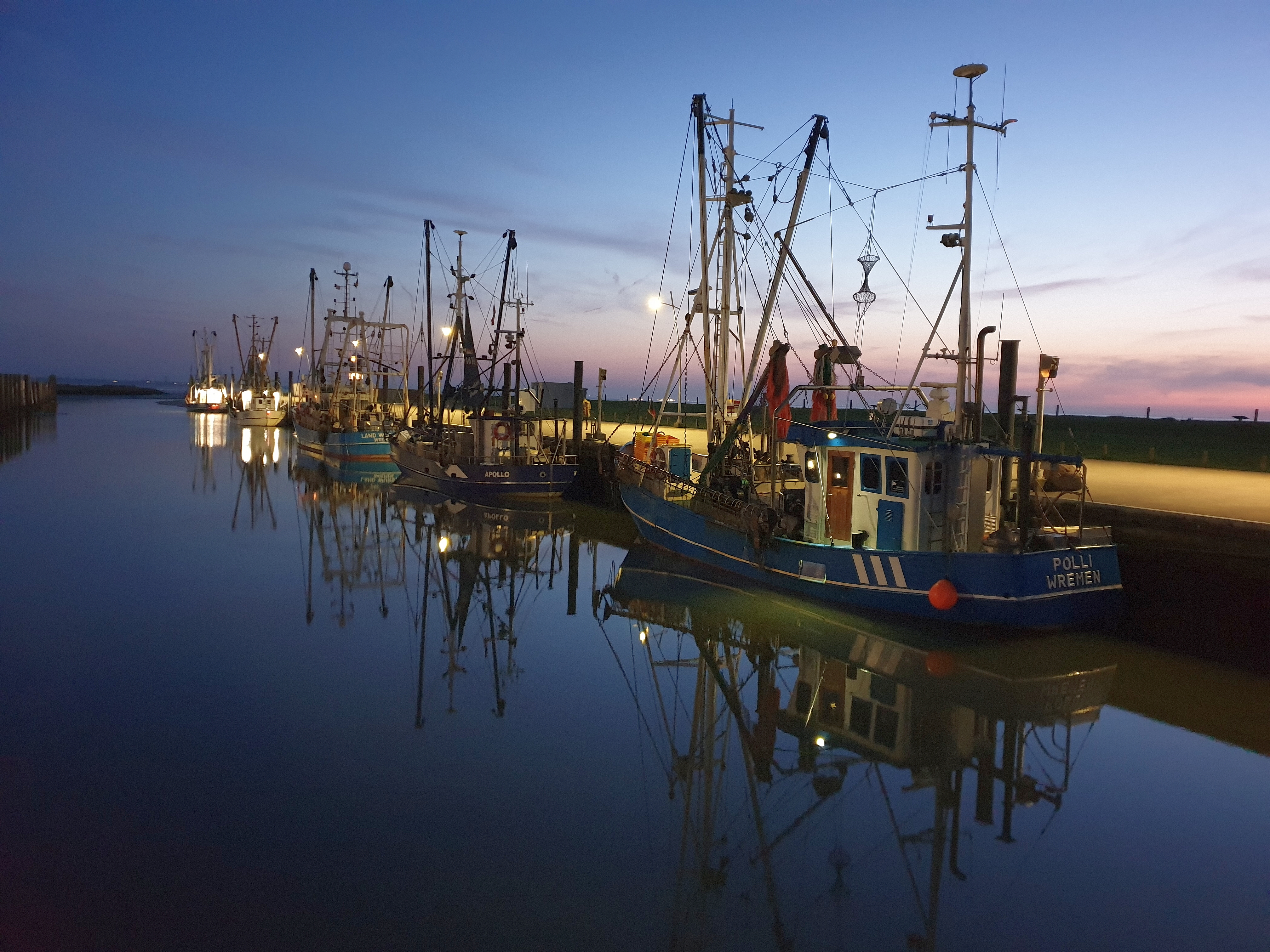 Kutterhafen bei Nacht Wremen